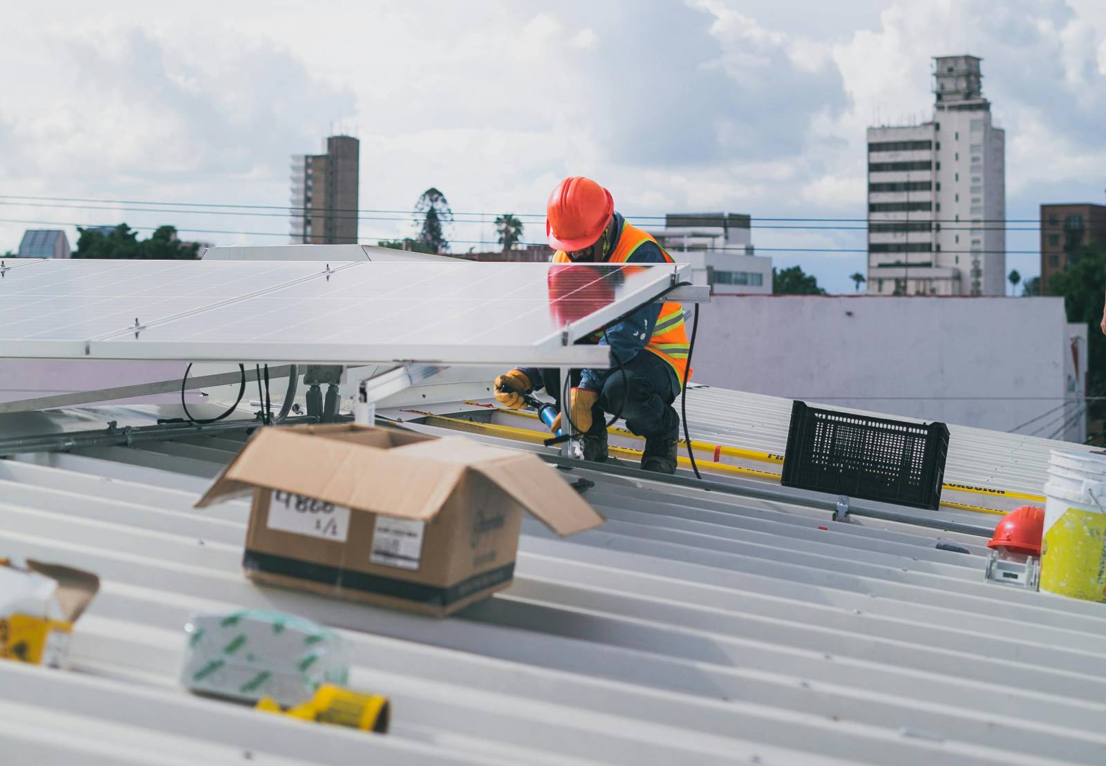 Pose de panneaux solaires sur une charpente métallique à Grenoble et en Rhone Alpes