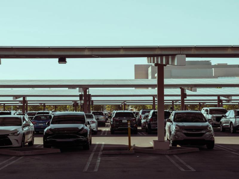 Pose d’ombrière solaire pour parking à Chambéry (Savoie)